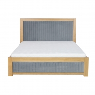 Dębowe łóżko z tapicerowanym zagłówkiem z pionowymi przeszyciami - Möbel Klar
