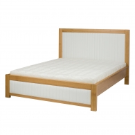 Dębowe łóżko z tapicerowanym zagłówkiem z pionowymi przeszyciami - Möbel Klar