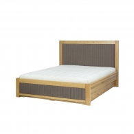Dębowe łóżko z pojemnikiem i pionowymi przeszyciami na zagłówku - Möbel Klar